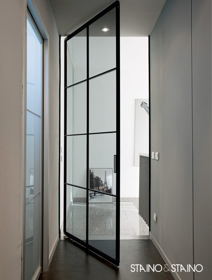 Porte pivotante Easy-S en version EIGHT - profil noir et verre trasparent fumé